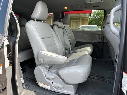Used 2017 Toyota Sienna XLE Premium FWD image 10