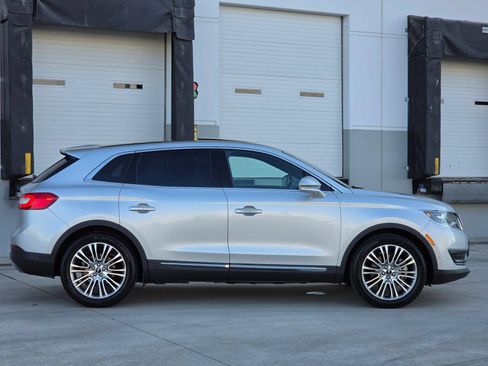 Used 2016 Lincoln MKX Reserve w/ Technology Package FWD image 11