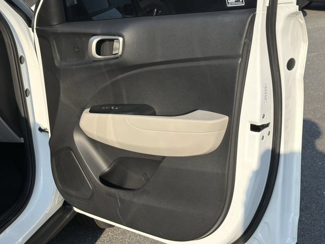 Used 2021 Hyundai Venue SEL FWD image 16