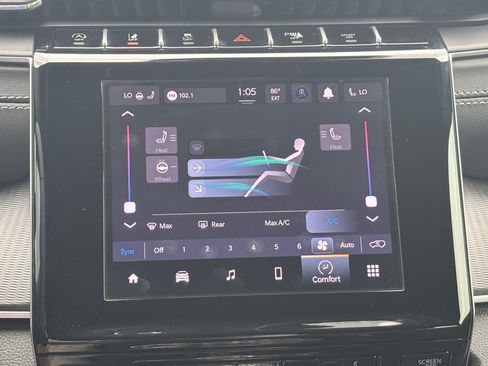 Used 2025 Jeep Grand Cherokee Altitude RWD image 15