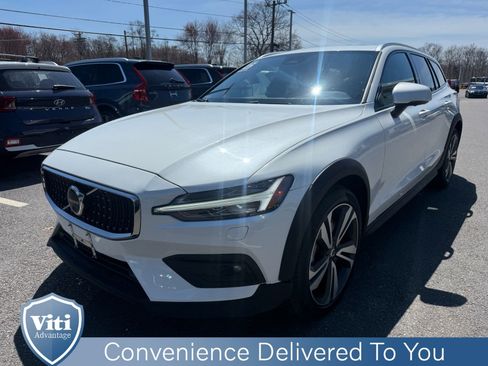 Used 2025 Volvo V60 B5 Cross Country Plus AWD/4WD image 4