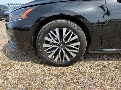 Used 2025 Nissan Altima 2.5 SV FWD image 24