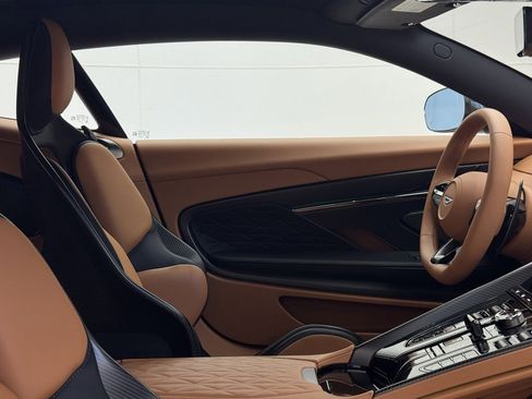 Used 2025 Aston Martin DB12 image 40