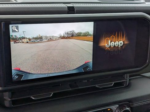 Used 2024 Jeep Gladiator Mojave w/ Convenience Group image 21