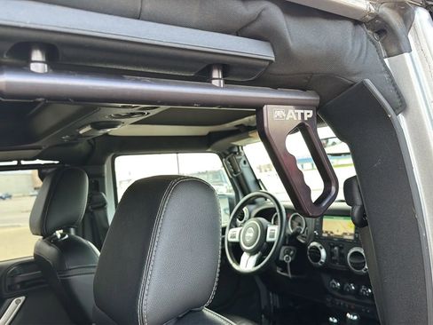 Used 2016 Jeep Wrangler Unlimited Rubicon image 85