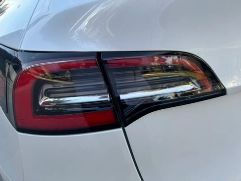 Used 2024 Tesla Model Y Long Range AWD/4WD image 27