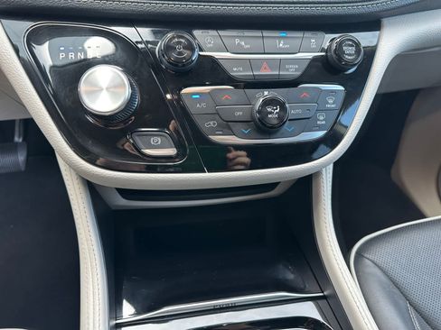 Used 2024 Chrysler Pacifica Limited FWD image 13