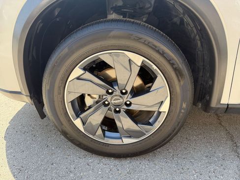 Used 2025 Nissan Rogue SV FWD image 32