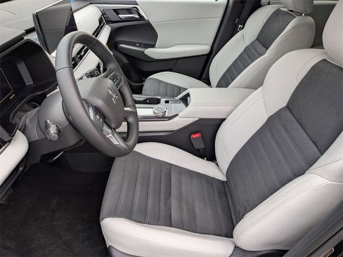 New 2025 Mitsubishi Outlander SE image 11