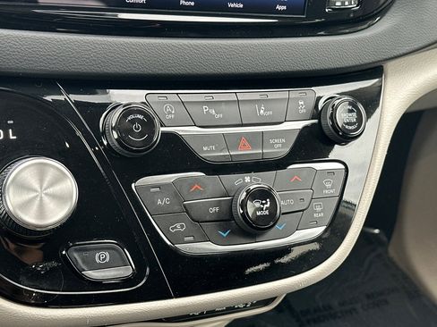 Used 2023 Chrysler Pacifica Touring-L image 20