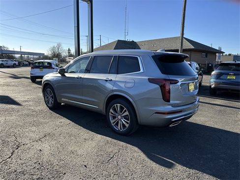Used 2025 Cadillac XT6 Premium Luxury image 3