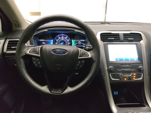 Used 2020 Ford Fusion SE FWD image 22