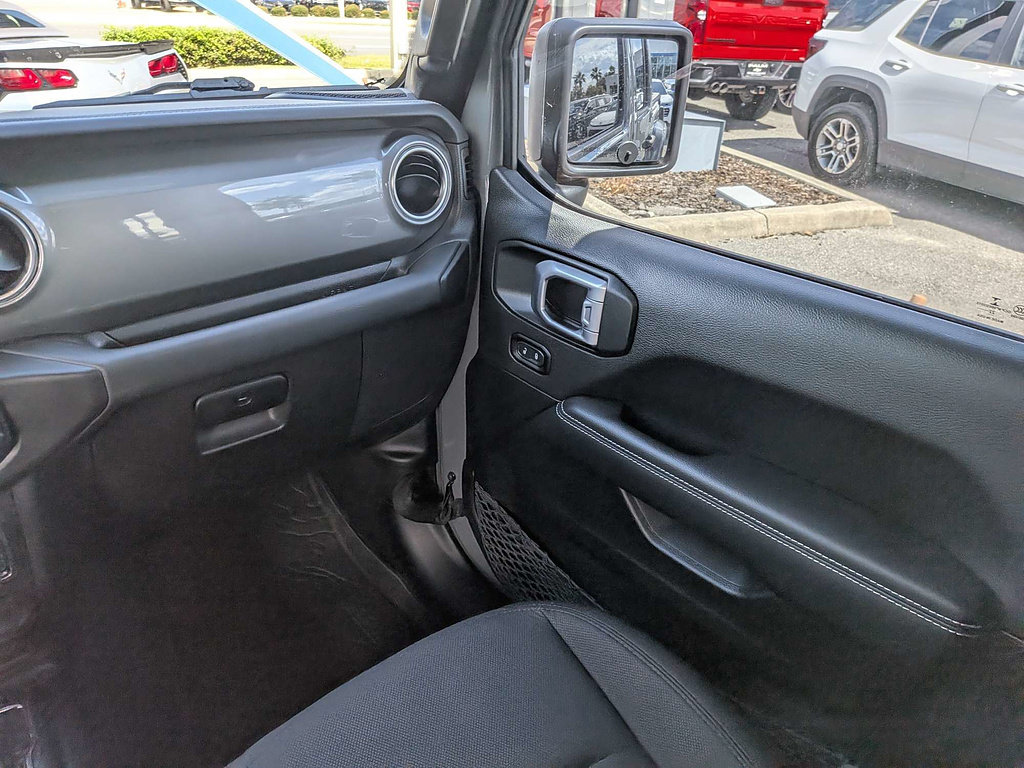 Used 2022 Jeep Gladiator Overland w/ LED Lighting Group AWD/4WD image 16