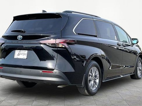 Used 2025 Toyota Sienna XLE image 5