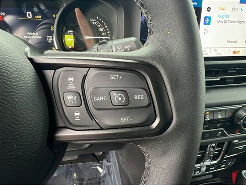 Used 2025 Jeep Wrangler Rubicon w/ Convenience Group image 28