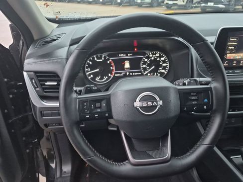 Used 2025 Nissan Rogue SV image 14