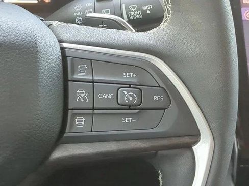 Certified 2023 Jeep Grand Cherokee Limited w/ Luxury Tech Group II RWD image 32