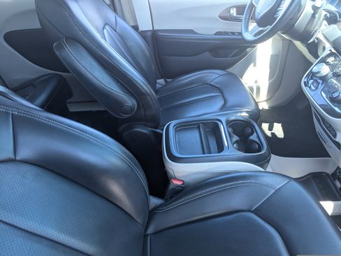 Used 2021 Chrysler Voyager Lxi image 11