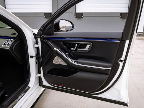 Used 2022 Mercedes-Benz S 580 4MATIC Sedan w/ AMG Line Package image 22