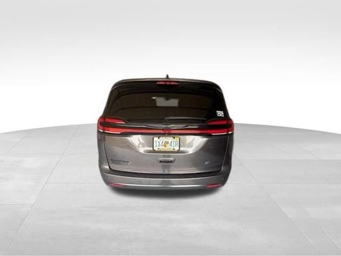 Used 2022 Chrysler Pacifica Limited w/ Uconnect Theater Family Group FWD image 3
