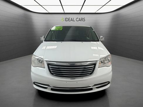 Used 2016 Chrysler Town & Country Limited FWD image 2