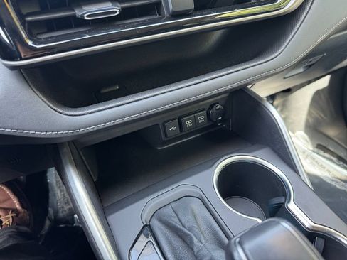 Used 2021 Toyota Highlander XLE AWD/4WD image 24