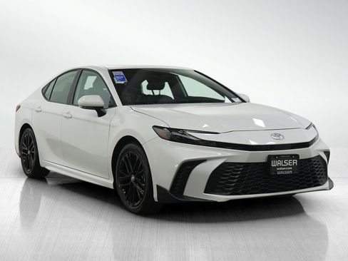 Used 2025 Toyota Camry SE image 7