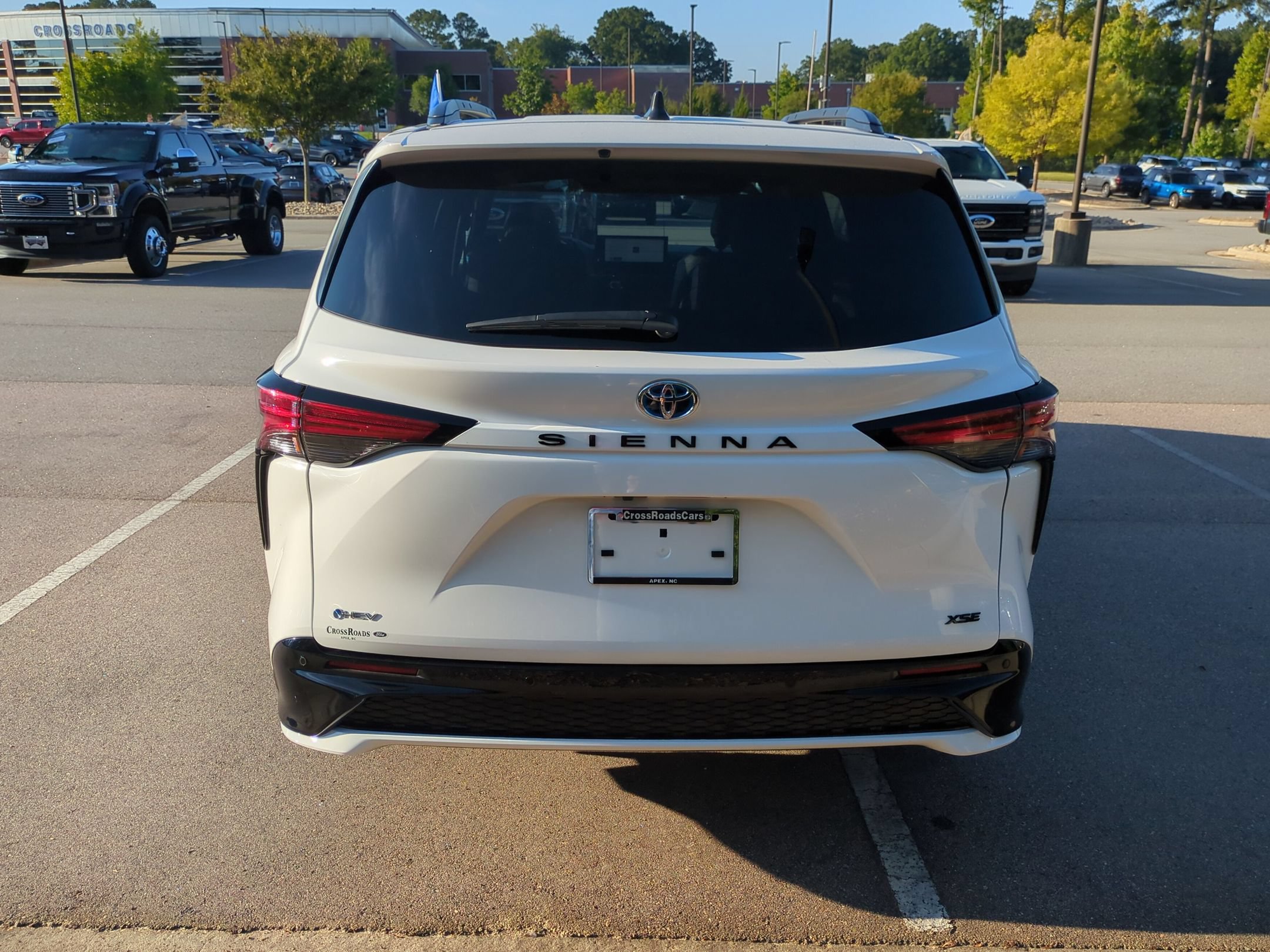 Used 2025 Toyota Sienna XSE FWD image 5