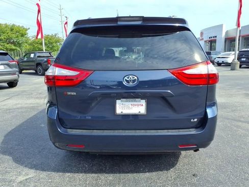 Used 2019 Toyota Sienna LE w/ Carpet Mat Package FWD image 2