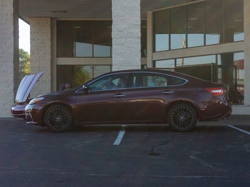 Used 2017 Toyota Avalon Touring image 9