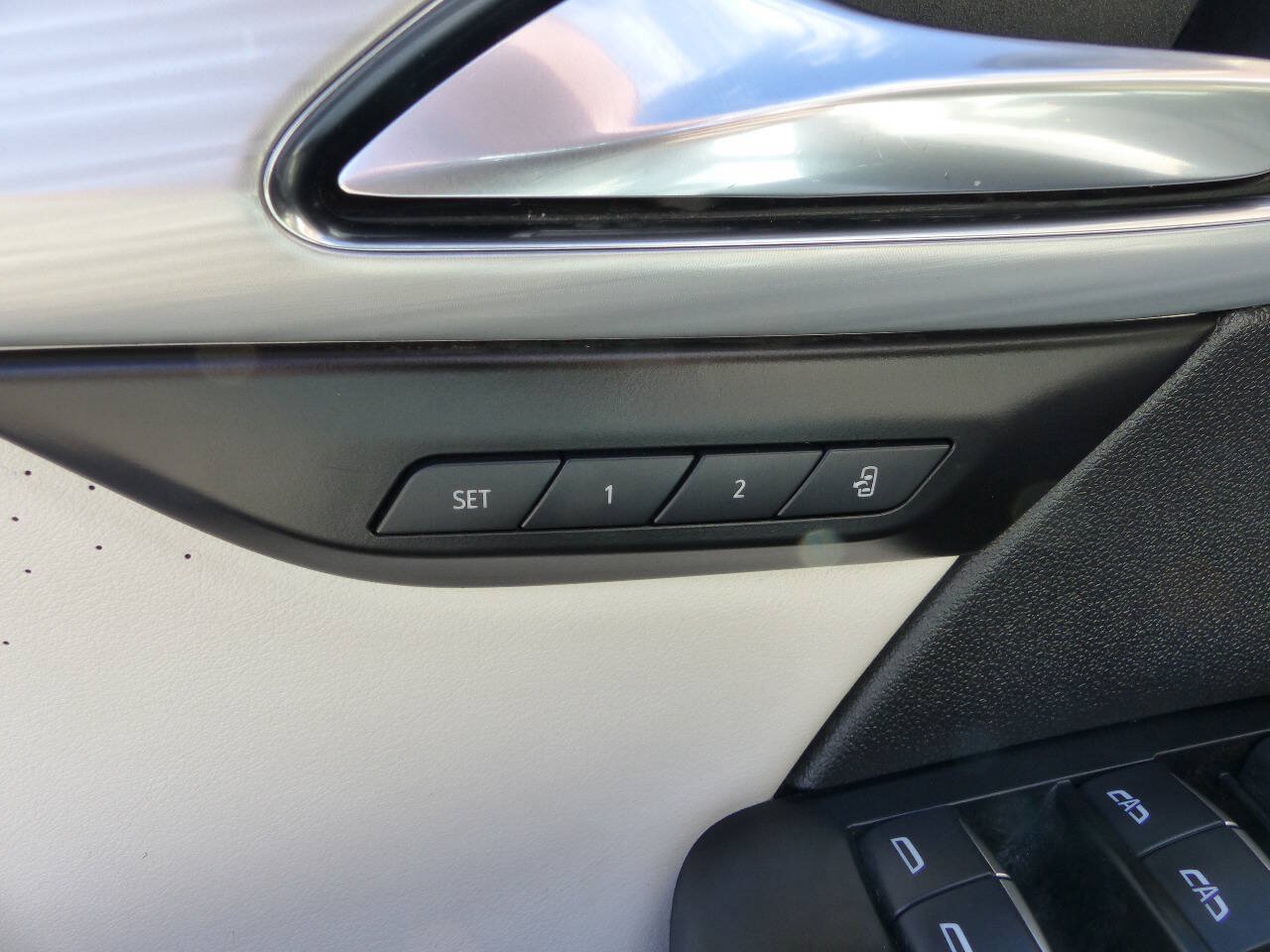 Used 2025 Buick Envision Avenir AWD/4WD image 22