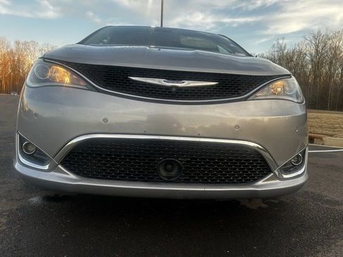 Used 2019 Chrysler Pacifica Touring-L w/ Advanced Safetytec Group image 3