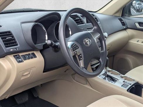 Used 2011 Toyota Highlander Base image 2
