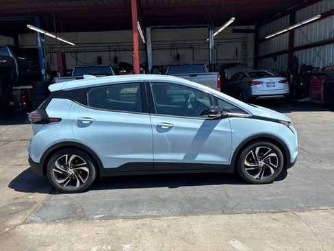 Used 2023 Chevrolet Bolt LT w/ Infotainment Package FWD image 4