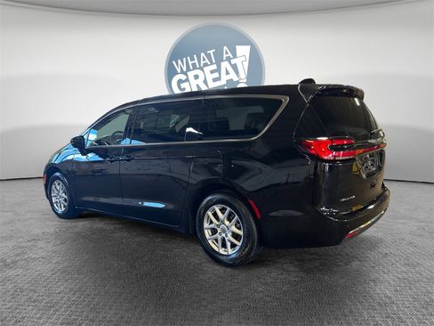 Used 2024 Chrysler Pacifica Touring-L image 6