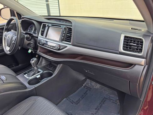Used 2018 Toyota Highlander Plus AWD/4WD image 13