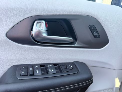 Used 2024 Chrysler Pacifica Touring-L image 28