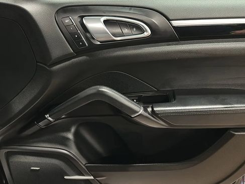 Used 2018 Porsche Cayenne Platinum Edition image 18