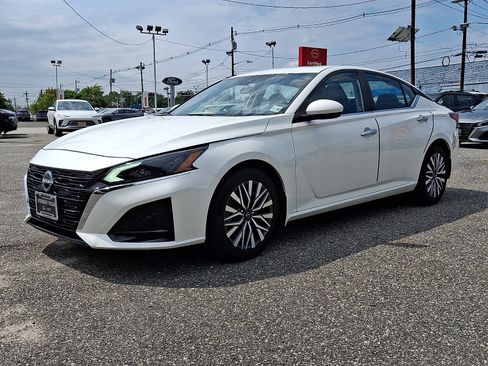 Certified 2024 Nissan Altima 2.5 SV w/ SV Premium Package FWD image 3