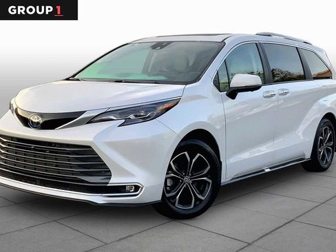 Used 2025 Toyota Sienna Platinum AWD/4WD image 1