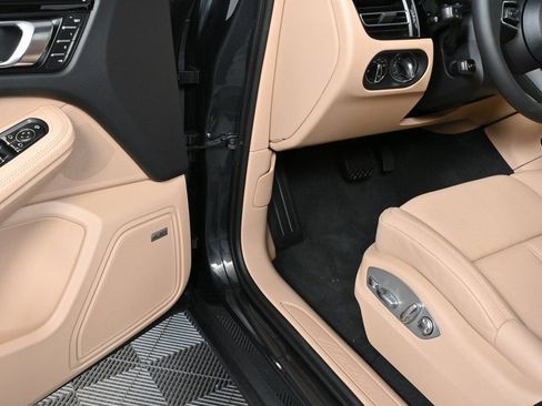 Certified 2026 Porsche Macan image 7