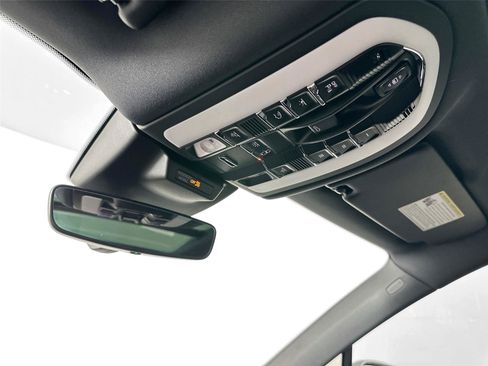 Certified 2026 Porsche Macan AWD/4WD image 25