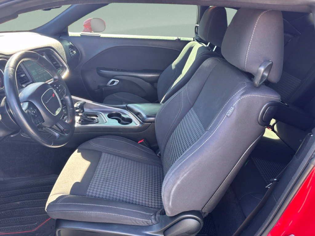 Used 2015 Dodge Challenger SXT w/ Driver Convenience Group RWD image 10