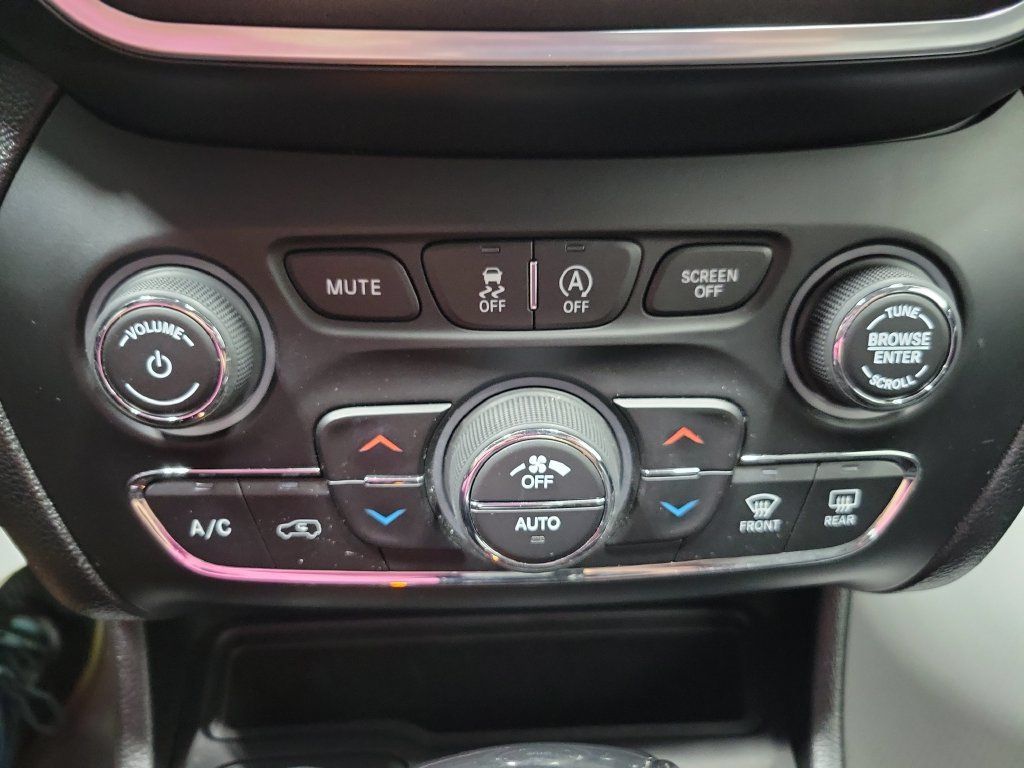 Used 2022 Jeep Cherokee Trailhawk w/ Premium Leather Package AWD/4WD image 44