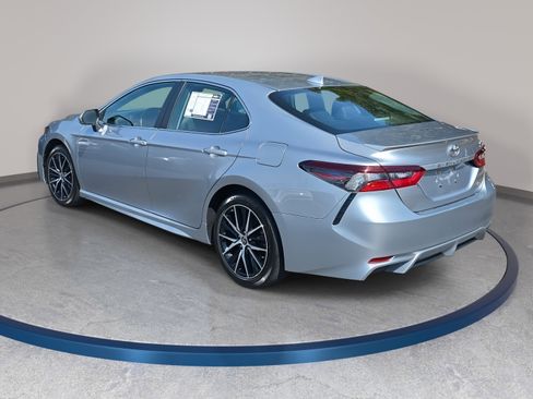 Used 2024 Toyota Camry SE image 2