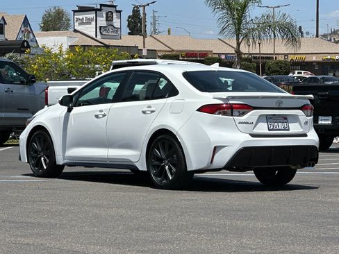 Used 2025 Toyota Corolla SE w/ SE Premium Package FWD image 3