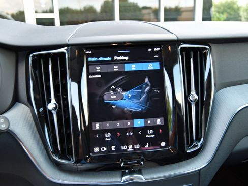 Used 2025 Volvo XC60 B5 Plus image 24