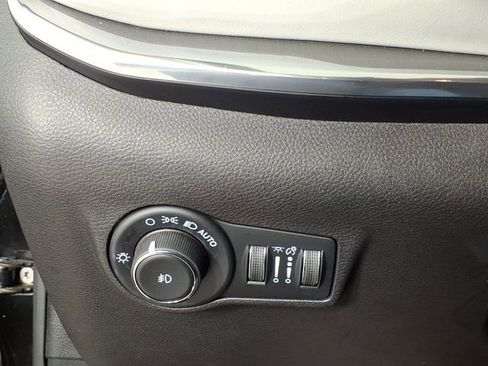 Used 2023 Jeep Compass Limited image 28