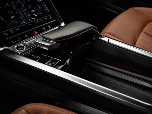 Used 2022 Audi e-tron Premium Plus w/ Premium Plus Package image 38