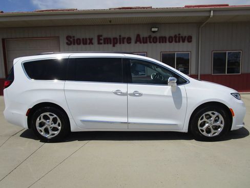 Used 2022 Chrysler Pacifica Limited FWD image 2